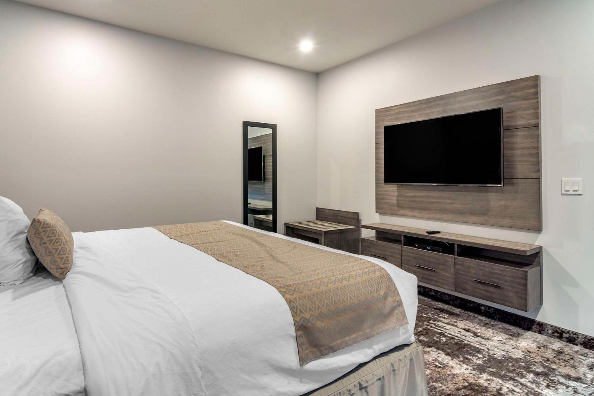 The Hue Hotel, Ascend Hotel Collection Kamloops Exterior photo