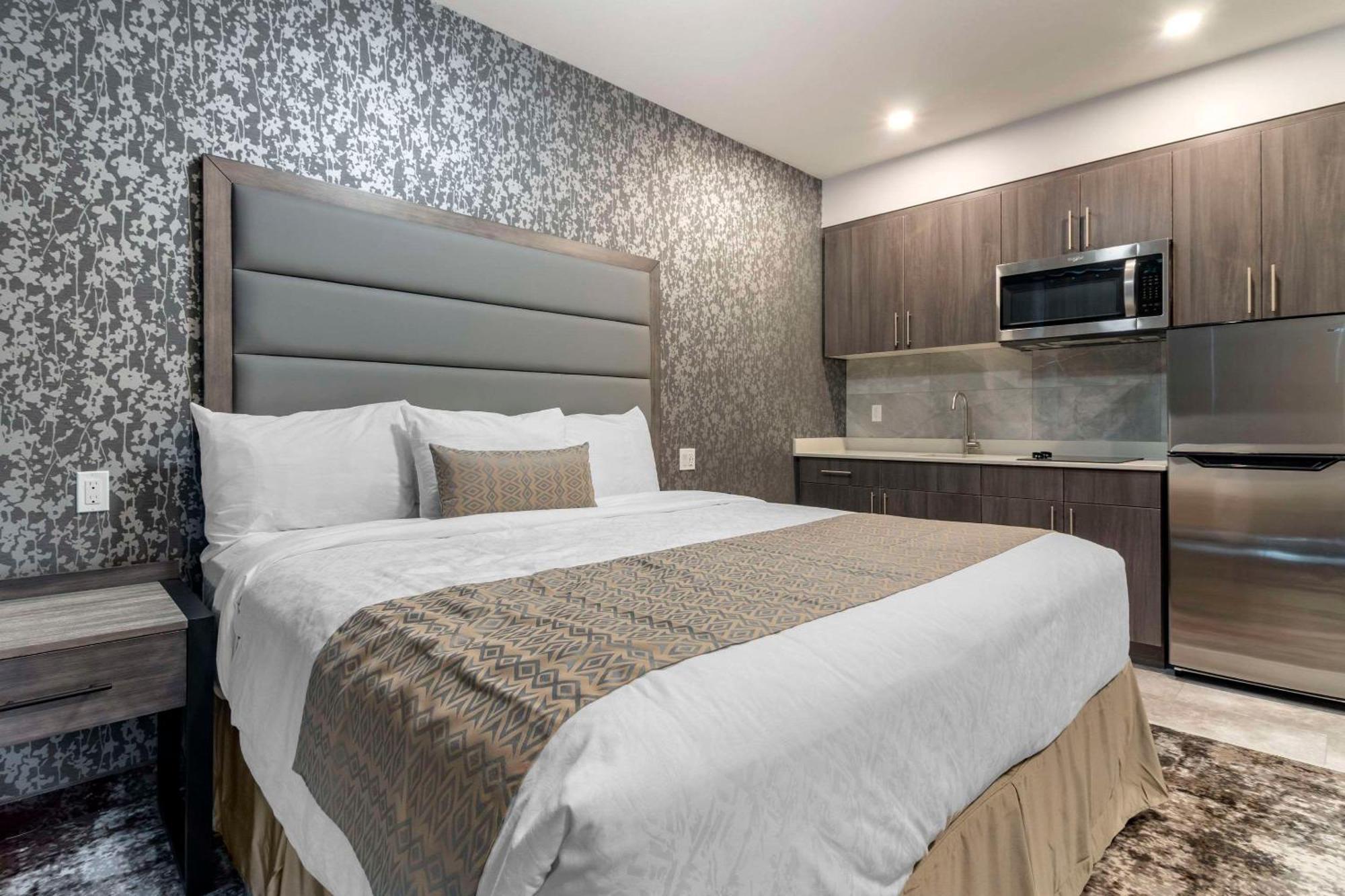 The Hue Hotel, Ascend Hotel Collection Kamloops Exterior photo