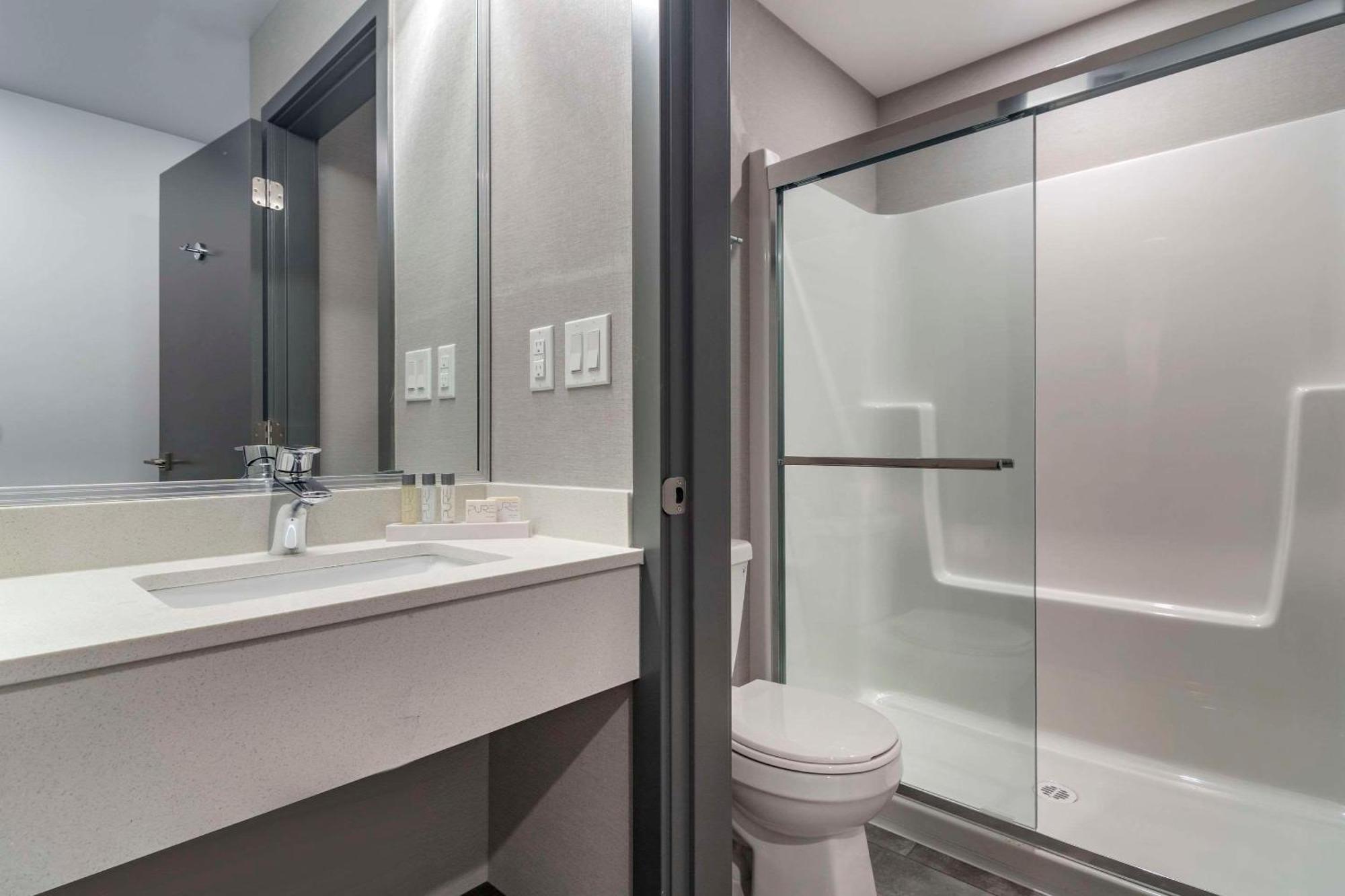 The Hue Hotel, Ascend Hotel Collection Kamloops Exterior photo